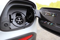 プラグインハイブリッド燃料電池車である「GLC F-CELL」には容量13.5kWhの駆動用リチウムイオンバッテリーが搭載される。右のリアコンビランプ下にある給電口は普通充電のみに対応する。