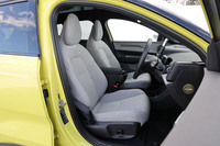 写真のインテリアカラーは「チャコール」で、「テイラードウールブレンド ミスト」と呼ばれるシート表皮が組み合わされていた。フロントシートには8WAYの電動調整機構と、ヒーターが内蔵されている。