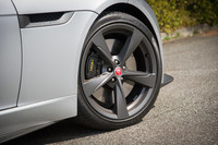 ダークサテングレー仕上げのアルミホイールは、「400スポーツ」専用装備のひとつ。スポークの間に見えるブレーキキャリパーにも「400 SPORT」のロゴが。