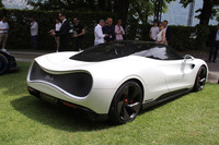 リアエンドの造形は無限大（アンフィニ）記号から着想を得ている。