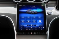 車両機能の多くをメディアディスプレイを介して操作するようになっている。9段ATの手動変速への切り替えもタッチ操作だ。