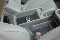 センターコンソールは前後のスライド調整が可能。内部には収納スペースがたっぷり。