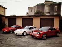 同じく仲間と集合。マッティアさんによると、片目は近年「MX-5」ファンの間で流行している“ウインク状態”という。