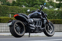 大排気量の3気筒エンジンを搭載した「トライアンフ・ロケット3」。誕生は2004年のことで、2019年7月に現行型にフルモデルチェンジ。排気量がさらに拡大されるとともに、車名も新たに「ロケットIII」から「ロケット3」となった。