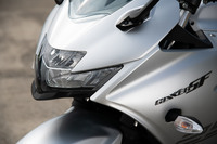 2020年3月に日本導入が発表された「ジクサー250／ジクサーSF250」。油冷エンジンの採用と車重の軽さ、ライバルより明確に安価な価格設定などで話題を集めている。