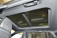 テスト車にはオプション装備の「パノラミックサンルーフ」が装着されていた。