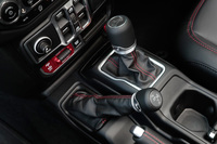 センターコンソールに備わるシフトレバーとトランスファーレバー。