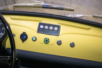 中央の「START」ボタンを押すとシステムが起動、もう一度押すと走行が可能となる。上部の黒いスイッチパネルはBluetoothオーディオの操作パネルだ。