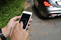 スマートフォンを操作して車外から駐車ができる「リモートパーキングアシスト」機能も追加された。ドライバーが自らの意思で動かしているということを表すため、スマートフォンの画面に表示される円をなぞり続ける必要がある。