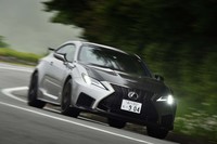 ハードコアモデルの“パフォーマンスパッケージ”に限っては、ドライバー自身のコントロールを最優先し、コーナリング時の駆動力制御システム「TVD」が搭載されていない。