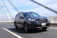 比較のために試乗した2.5リッターガソリン車の「X-BREAK」。オレンジのアクセントが目を引くスポーティーな内外装と、レジャーユースで便利な装備が特徴のグレードだ。