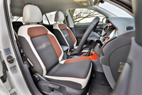 「TSI 1stプラス」には、スポーツコンフォートシートが装備されている。ホワイトの外装色の場合、シートやダッシュパッドなどに差し色が入る「デザインパッケージ」は、オレンジ（写真）またはブラックから選択できる。