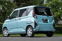 新型「ムーヴ」のリアクオータービュー。リアゲートのナンバープレートより下を張り出させ、そこから下がバンパーであるかのように見立てている。ドアやフェンダーパネルにも、サイドビューに表情をつけるためのプレスが施されているが……。　
	清水「……いや、わかりづらいよ！ どうしてもヘッドランプやグリルに目がいっちゃう」　
	渕野「軽自動車は寸法の制約が厳しいので、面の凹凸で表情をつけるのが難しいんですよね」　
	（写真：向後一宏）