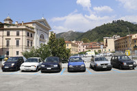 筆者のイタリア生活で最も衝撃的だったのは、2018年にカッラーラにあるスーパーマーケットの駐車場で見たこの光景である。すべてが盗難車とは断定できないものの、怪しげな雰囲気が漂う。