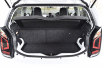 荷室の様子。60：40分割式の後席を前方に倒すことで、積載スペースを拡大できる。（写真をクリックすると荷室のアレンジが見られます）