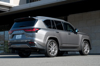 22インチのホイールがきらびやかな「LX600“エグゼクティブ”」だが、そのキャラクターはあくまでショーファードリブン。ドライバーズカーとしては「LX600」を選んだほうが無難だろう。（写真：向後一宏）