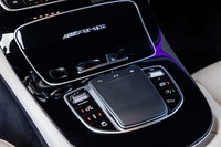 従来はセンターコンソールにインフォテインメント用のタッチパッドとダイヤル式コントローラーが2段重ねでレイアウトされていたが、タッチパッドのみに変更されている。