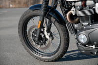 サスペンションのトラベル量は、前後とも120mm。フロント（写真）には直径310mmのブレーキディスクとブレンボ製の4ピストンキャリパーが装着される。