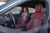 フルEVはCO2ニュートラルでなければならないという考えに基づいて生産される「タイカン」。インテリアにはリサイクル素材がふんだんに使用されている。