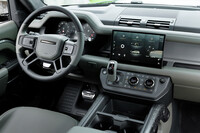 特別なしつらえとなる「ディフェンダー・オクタ」のインテリア（写真は「エディションワン」のもの）。音響機器には、「レンジローバー・スポーツSV」にも採用された、サウンドに合わせてシートが振動し、臨場感やヒーリングの効果を高める「ボディー＆ソウルシート」も装備される。