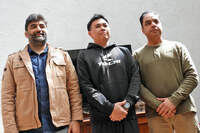 アパレルブランド「TAICHI」を展開するアールエスタイチの吉村裕彦専務取締役（写真中央）と、ロイヤルエンフィールドのアヌジ・ドゥア氏（同左）とヤドヴィンダー・シン氏（同右）。