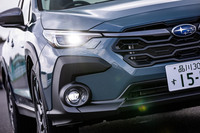 ボンネットフードの位置を高めにとることでたくましさを表現。シャープさを感じさせるフロントグリルバーやLEDヘッドランプにより、軽快かつたくましいイメージのフロントマスクに仕立てたという。「リミテッド」グレードはグリルバーがダークグレー塗装仕上げとなる。