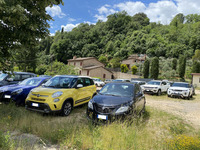 人気モデルは、草原のようになってしまった中古車展示場でも足が早い。現行「ランチア・イプシロン」もそのひとつ。2020年にシエナで。