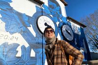 今回の大会テーマ「ピッティ・タイム」を表現した壁面と筆者。