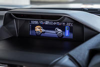 ダッシュボード中央上部に、マルチインフォメーションディスプレイを配置。「e-BOXER」のシステム作動状況を表示する。EV走行時やモーターアシスト走行時はグリーンで、回生ブレーキ作動時はブルーで、それぞれシステム部分が表示される。