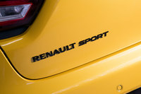 外観上はブラックでコーディネートされた「RENAULT SPORT」エンブレムやサイドプロテクションモールフィニッシャー、ディフューザーなどが特徴。