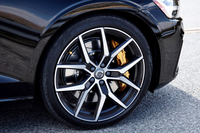 5本のY字型スポークが特徴的な「T8ポールスターエンジニアード」の鍛造軽量20インチホイール。