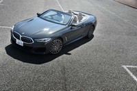 「M850i xDriveカブリオレ」の燃費はWLTCモードで8.2km/リッター。今回は330kmの距離を試乗し、満タン法で6.0km/リッター、車載燃費計計測値で5.7km/リッターの燃費を記録した。