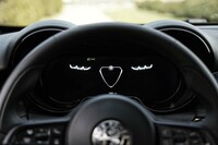 オープニング画面には迫力あるフロントマスクが表示される。