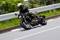 アップライトなポジションとパンチのある走りが持ち味の「スヴァルトピレン250」。コーナーでの安定性は意外なほど高い。