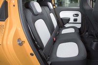 後席は2人掛け。乗車定員は計4人となっている。