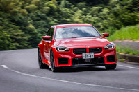 サスペンションはフロントがストラット式、リアがマルチリンク式で、電子制御式ダンパーを備えた「アダプティブMサスペンション」を採用する。BMWの伝統にのっとり前後重量配分は50：50となっている。