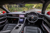 メカニカルスイッチを極力排したシンプルなインテリアの基本デザインは、他の「タイカン」に準じたもの。「GTS」グレードには、ダッシュボード中央のストップウオッチを含む「スポーツクロノパッケージ」が標準装備される。