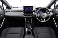 インテリアは、インストゥルメントパネルからドアのインナーパネルへと続く水平ラインで空間的な広さが演出されている。