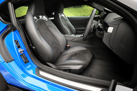 これも「RZ“ホライズンブルーエディション”」の専用装備となる、アルカンターラとブラックの本革を組み合わせたコンビシート。標準仕様では、本革の部分はレッドでコーディネートされる。