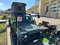 バッグのブランド、カンポマッジは「ランドローバー・ディフェンダー」を屋外ディスプレイの大道具にしていた。