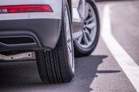 「アウディQ5」に装着された「アレンザLX100」。これまでオンロードSUV向けとされてきた同社の「デューラーH/L850」の後継モデルという位置づけになる。