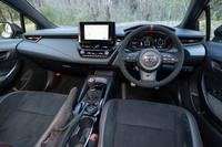 ステアリングホイールやシフトノブなどの表皮には、ソフトな手触りと高い耐久性を備えた「ウルトラスエード」を採用。ダッシュボードなどは鋳物をモチーフにしたブラックで塗装されている。