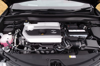 「UX」に搭載される新開発の2リッター直4直噴エンジン。燃焼効率に加えて、小型化と軽量化が徹底的に追求されている。