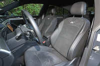 サイドサポートが効いたスポーティーなシートが備わる。日本仕様車ではブラック＆チタンブラックのナパレザーシートが標準。