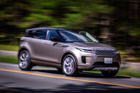 今回試乗した車両の外装色は、2021年モデルで初設定された「ランタオブロンズ」と呼ばれるオプションカラー。これを含め「イヴォーク」には全11色のボディーカラーが用意されている。