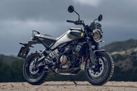 スポークホイールとブロックパターンのタイヤを履いた、スクランブラースタイルの「スヴァルトピレン401」。