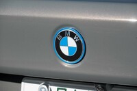 BMWのエンブレムはクリーンなイメージの水色で縁取られている。