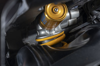 「SP」のサスペンションはオーリンズ製の電子制御式で、前にはキャビテーションを抑えるための加圧ダンピングシステムを備えたNPXフロントフォークを、後ろにはツインチューブ式のTTX36ショックアブソーバーを採用している。