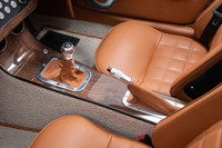 センターコンソールに配された6段MTとハンドブレーキのレバー。単一車種に複数のトランスミッションが用意されるのは、モーガン史上初のこと。ハンドブレーキは古式ゆかしきフライオフ式ではなく、「引いて作動／ボタンを押して、下げて解除」の一般的なものとなった。