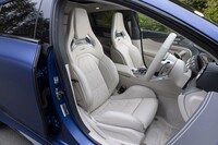 ダイヤモンドステッチ入りのフルレザーシートはオプションで選べる。ヘッドレストもサイドサポートもかなりの高さがある。